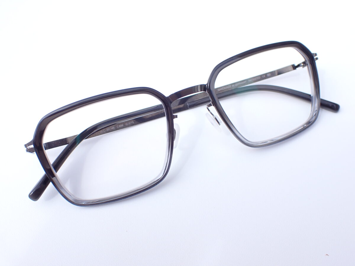 スクウェアシェイプのコンビネーションシートメタルフレーム｜MYKITA(マイキータ) LAURI-MYKITA 