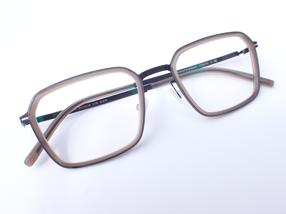 スクウェアシェイプのコンビネーションシートメタルフレーム｜MYKITA(マイキータ) LAURI-MYKITA 