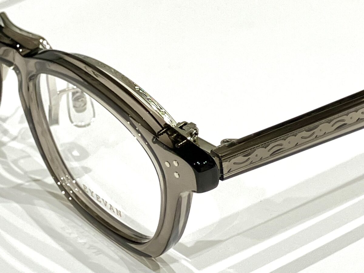 大胆なFLIP UP(跳ね上げ)仕様|アイヴァン(EYEVAN)「Sadler-FP」-EYEVAN