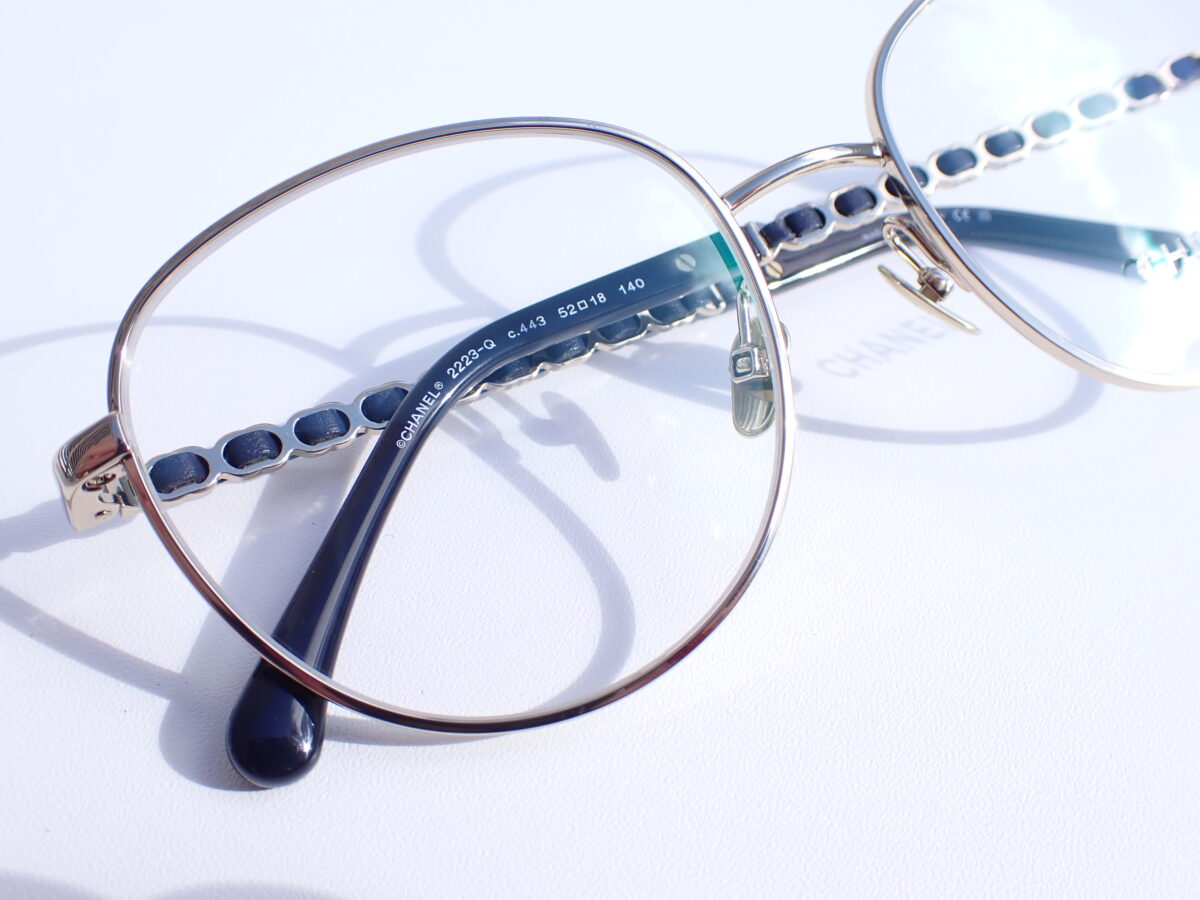 チェーンとメタルのパントシェイプフレーム｜CHANEL(シャネル) 2223Q-CHANEL 