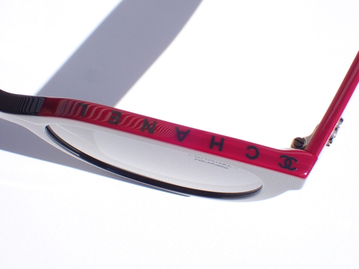 画像 ブラック×レッドのビビットカラーサングラス|CHANEL(シャネル) 5414A-CHANEL