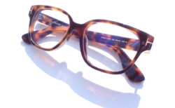 ボリューム感のあるセルフレーム｜TOM RORD(トムフォード) TF6071DB