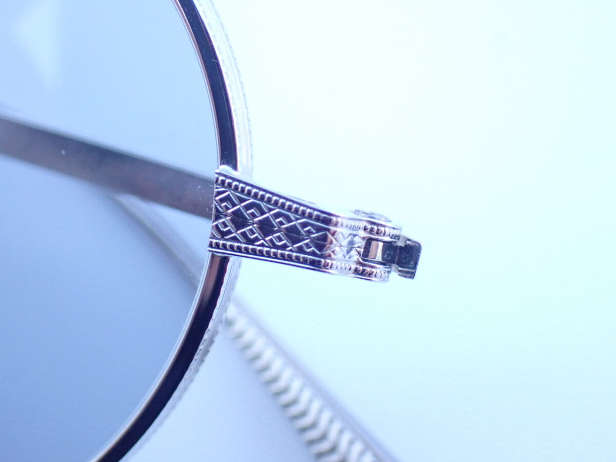 彫刻とラインが美しいメガネ|EYEVAN(アイヴァン)「Safari」-EYEVAN