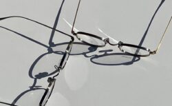 無機質なフルメタル感がいい｜アイヴァン（EYEVAN）「Thompson」