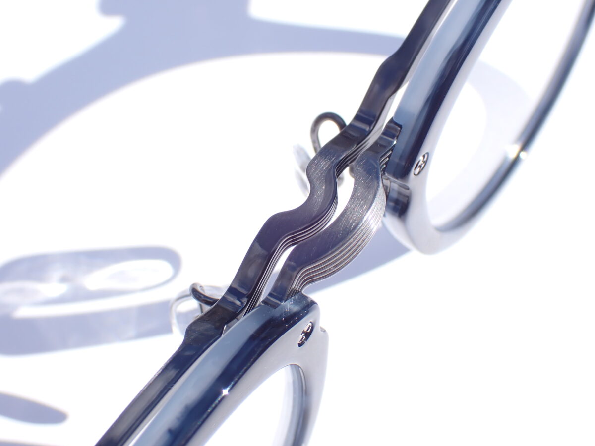 メタルとプラスチックフレームの跳ね上げスタイル｜999.9(フォーナインズ) M-400-999.9 