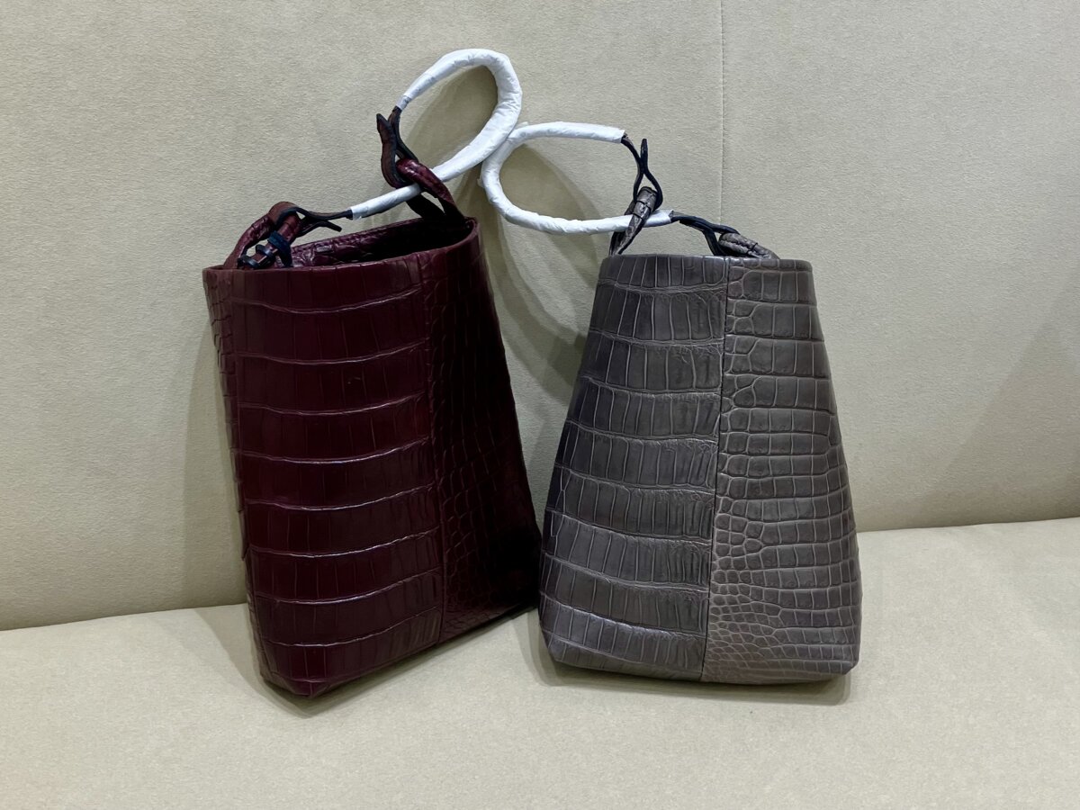 クロコダイルの美しい2WEY鞄｜CWS deformer bag / co22fwcws010｜crocodile leather-cornelian taurus by daisuke iwanaga その他 