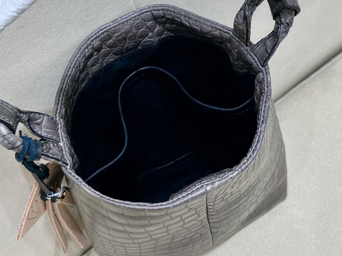 クロコダイルの美しい2WEY鞄｜CWS deformer bag / co22fwcws010｜crocodile leather-cornelian taurus by daisuke iwanaga その他 