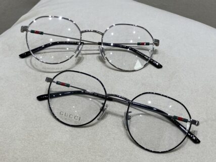 円柱状のウェブストライプパーツが、アクセント｜GUCCI ｜「GG21410K」