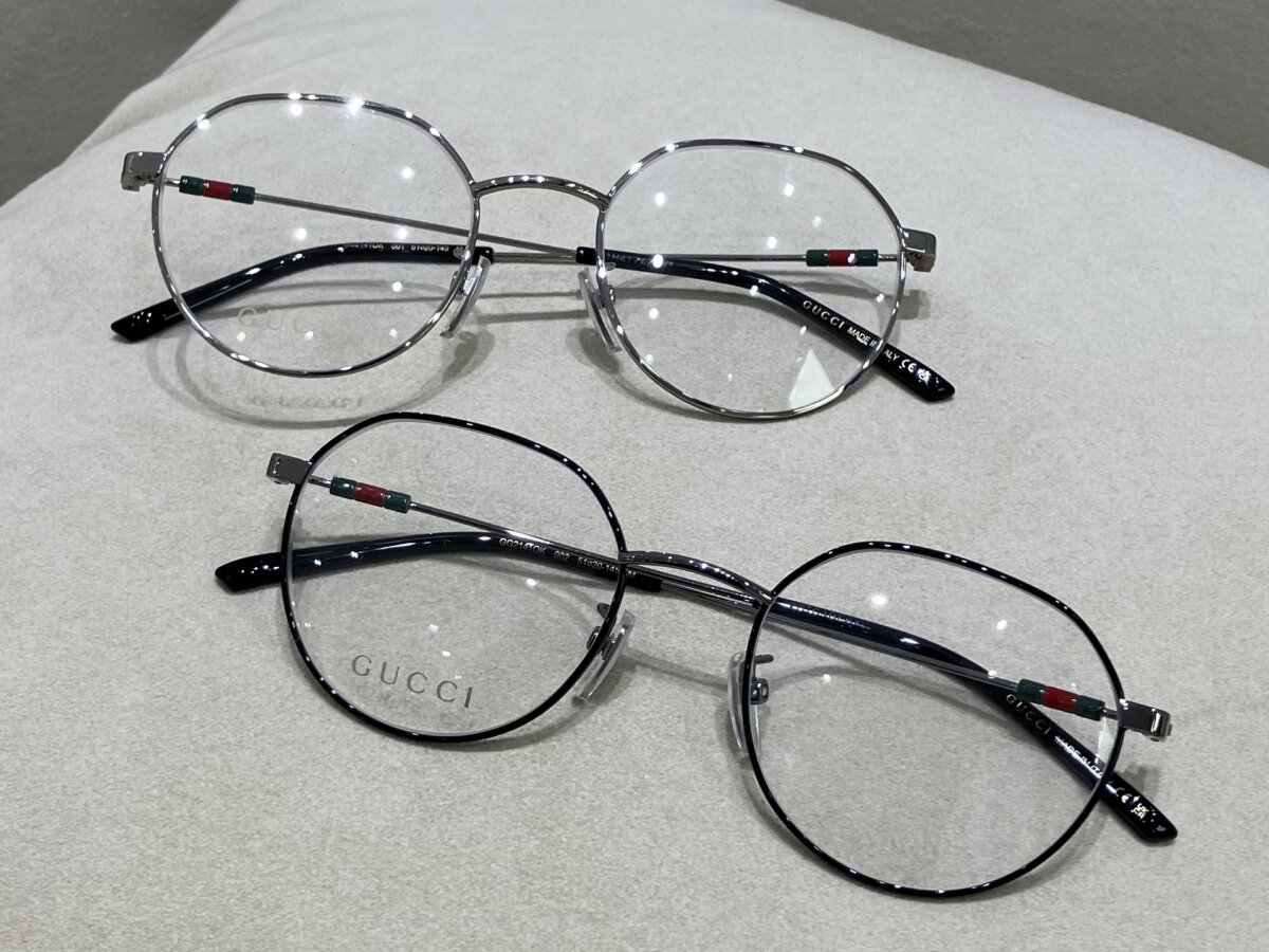 円柱状のウェブストライプパーツが、アクセント｜GUCCI ｜「GG21410K」-GUCCI 