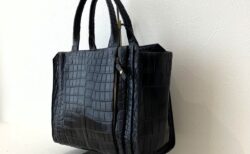 重厚さが感じれるミニトート｜コーネリアンタウラス「wave tote SMALL｜POROSUS crocodile leather」