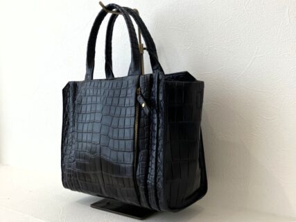 重厚さが感じれるミニトート｜コーネリアンタウラス「wave tote SMALL｜POROSUS crocodile leather」