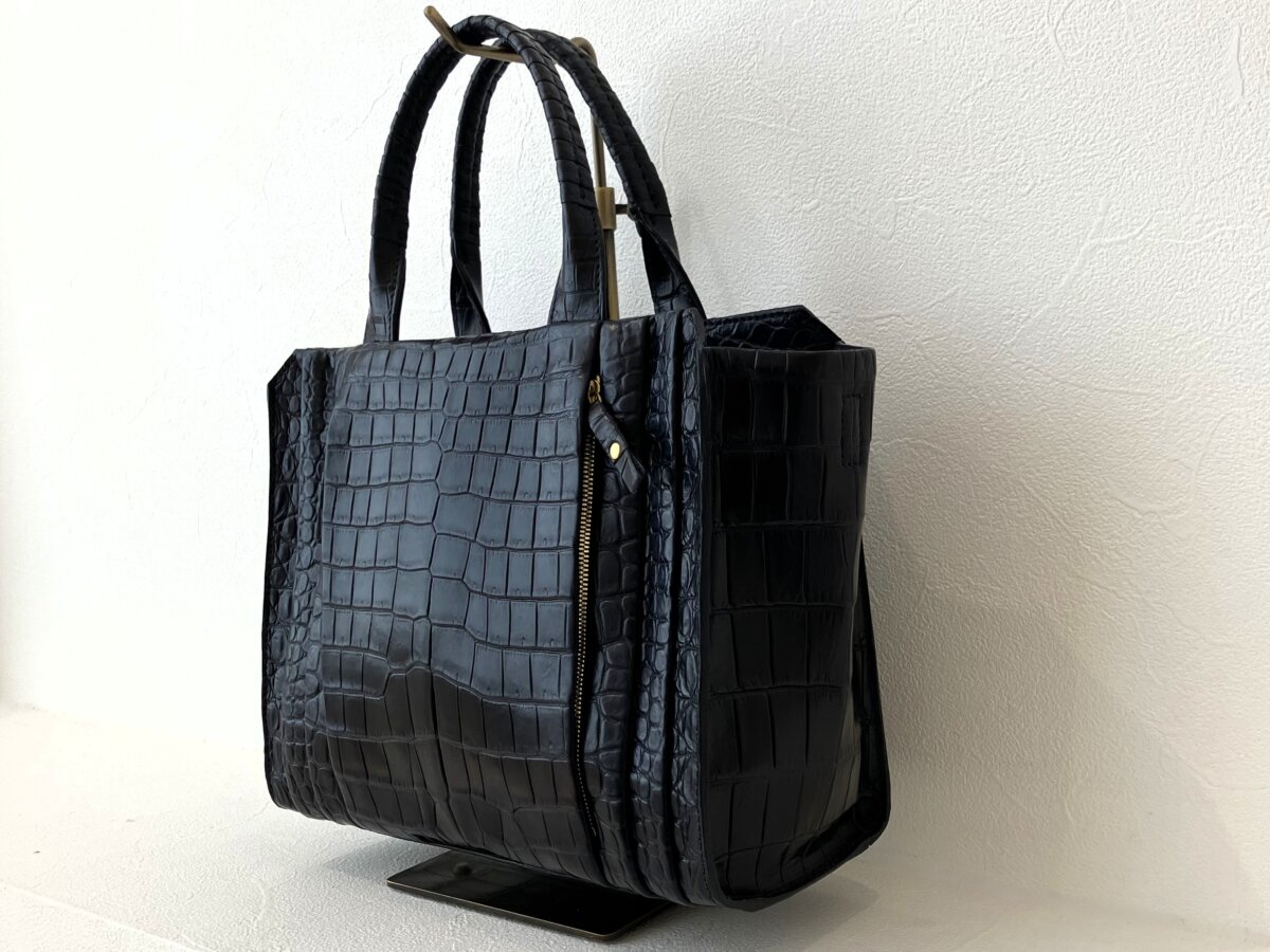 画像 重厚さが感じれるミニトート|コーネリアンタウラス「wave tote SMALL|POROSUS crocodile leather」-cornelian taurus by daisuke iwanaga