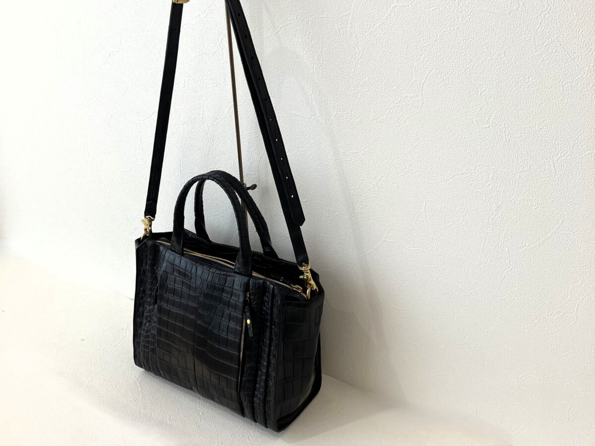 重厚さが感じれるミニトート|コーネリアンタウラス「wave tote SMALL|POROSUS crocodile leather」-cornelian taurus by daisuke iwanaga