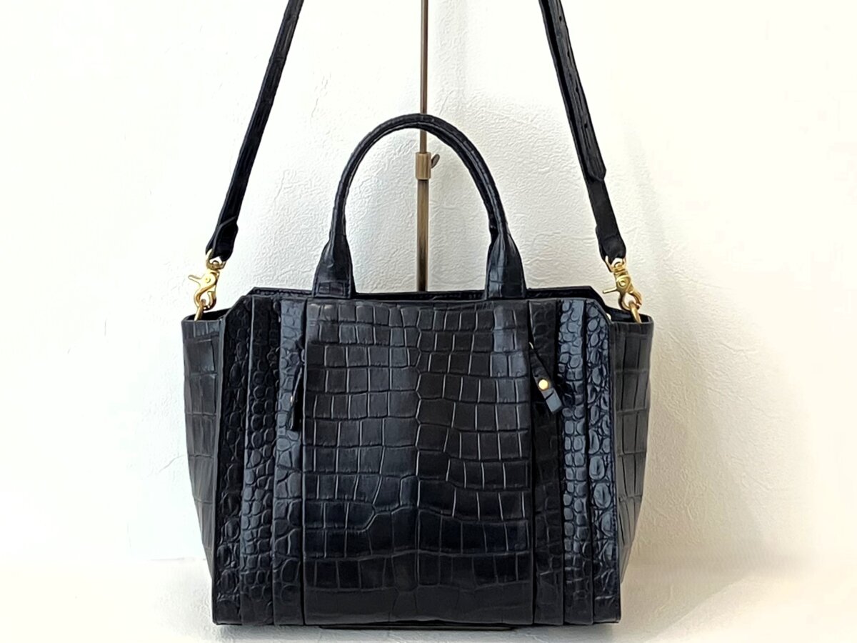 重厚さが感じれるミニトート|コーネリアンタウラス「wave tote SMALL|POROSUS crocodile leather」-cornelian taurus by daisuke iwanaga