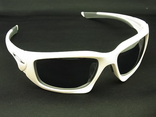 雪なので白のサングラスでも・・・-OAKLEY 