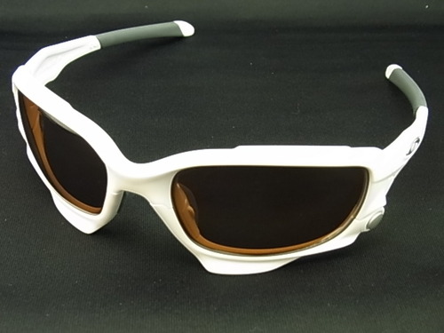 雪なので白のサングラスでも・・・-OAKLEY 
