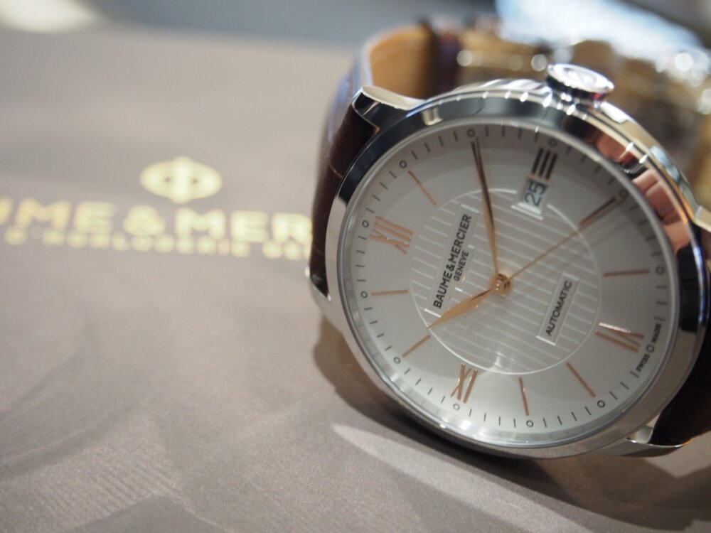 【美品】774 ボーム & メルシエ クラシマ メンズ ホワイト文字盤 デイト 超薄型クオーツ！！ボーム＆メルシエ「クラシマ」 ｜ oomiya 鹿児島店