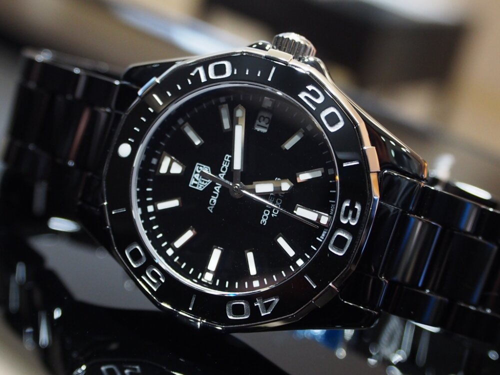 セラミのック特有のツヤ感が印象的！タグ・ホイヤー「アクアレーサー
