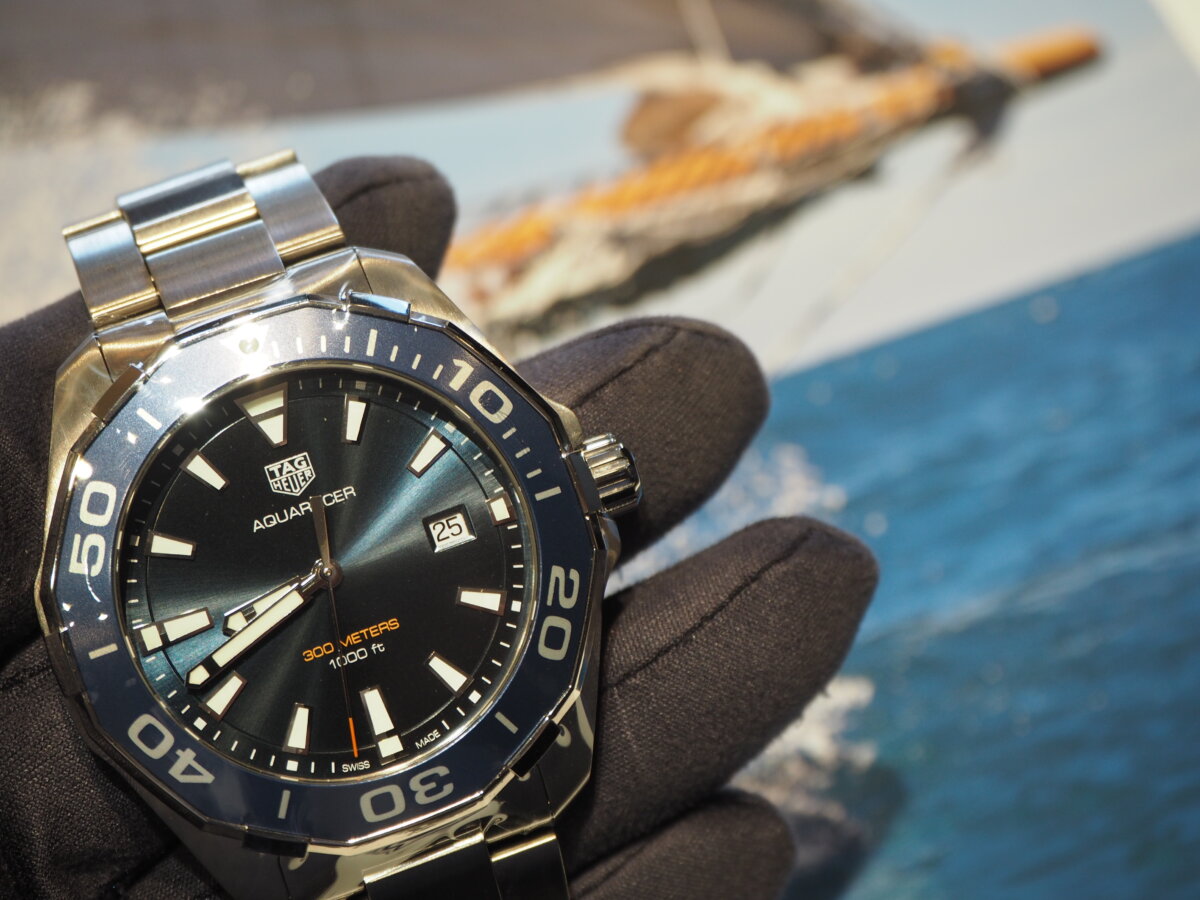 カ*ル様 【限定生産】試着のみ TAG Heuer アクアレーサー 自動巻き腕時 青×白のバイカラーがお洒落なタグ・ホイヤー アクアレーサー