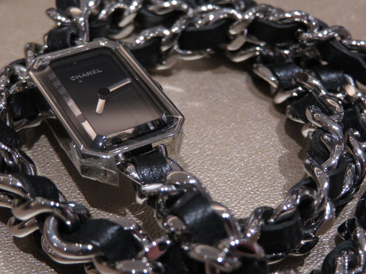 魅せる時計…。ファッショナブルな3連ブレスレット シャネル