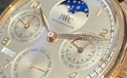 【 IWC 】空が雲に覆われた日でも…月の満ち欠けを把握できる「ポルトギーゼ・パーペチュアルカレンダー」