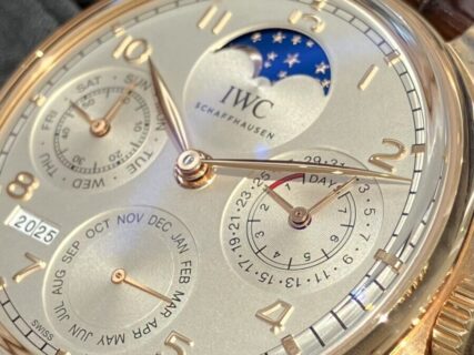 【 IWC 】空が雲に覆われた日でも…月の満ち欠けを把握できる「ポルトギーゼ・パーペチュアルカレンダー」