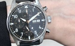 【 IWC 】ブラッド・ピット主演！この夏話題の映画「F1/エフワン」とタッグを組んだ、映画好き、時計好きに刺さるIWCの新作モデルをご紹介。