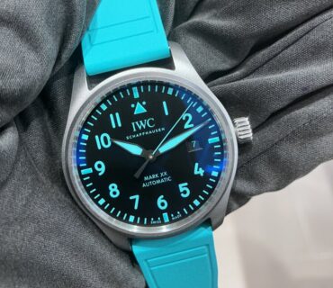 【 IWC 】初入荷！ブラック文字盤にチームカラーの「グリーン」が映えるパイロット・ウォッチの新作をご紹介。
