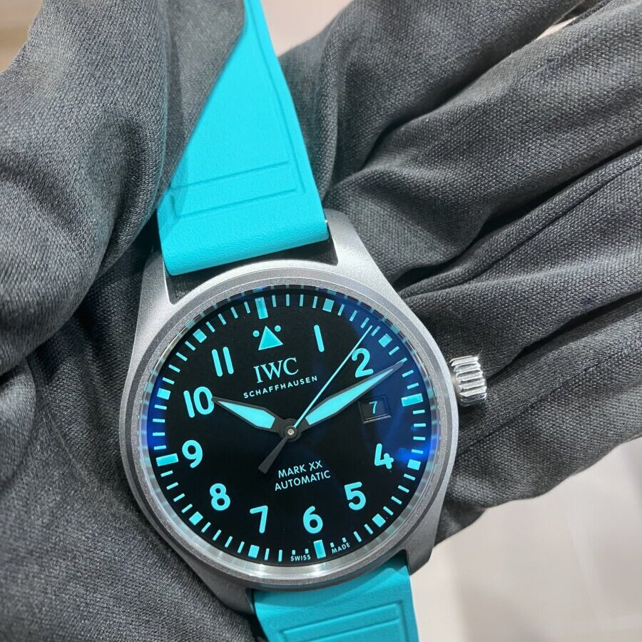 【 IWC 】初入荷!ブラック文字盤にチームカラーの「グリーン」が映えるパイロット・ウォッチの新作をご紹介。-IWC -IMG_4540-edited