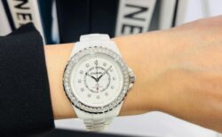 【 シャネル 】J12 33mmの新解釈。キャリバー12.2を搭載した「ダイヤモンド ベゼル」