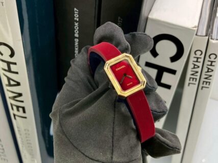【 シャネル 】鮮やかで大胆な赤…2026年 新作「プルミエール リボン レッド」 入荷いたしました！！
