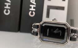 【CHANEL】ハンドバックのチェーンを思わせる、レザーを編み込んだブレスレット「プルミエール アイコニック チェーン」