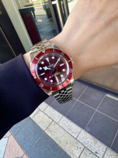 【TUDOR】洗練された存在感を放つバーガンディダイアル「ブラックベイ 58」