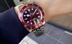 【TUDOR】洗練された存在感を放つバーガンディダイアル「ブラックベイ 58」