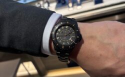 【 シャネル 】艶消しのブラックに映えるゴールドが存在感を放つ「J12 GOLDEN BLACK」