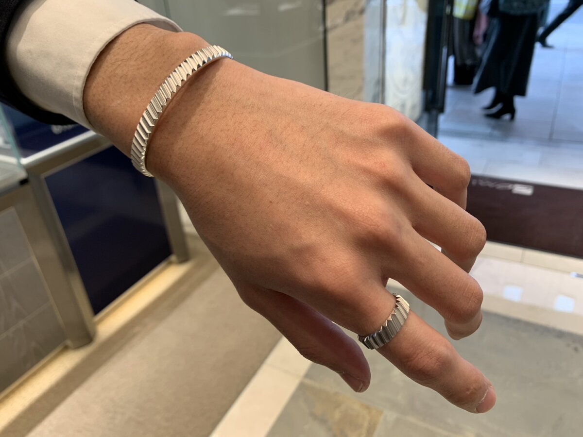 ダンヒル】のゴールドアクセサリーは上品で抜群にかっこいい