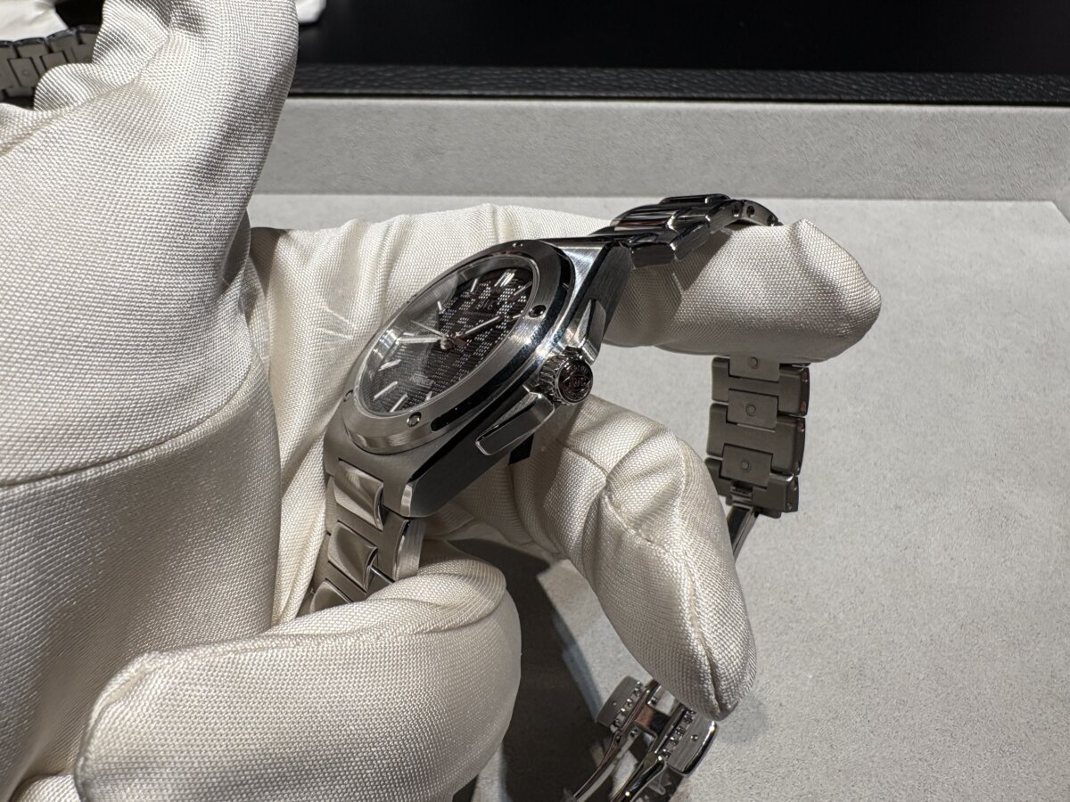 IWC 2025年新作モデル「インヂュニア・オートマティック 35」登場　サイズダウンだけでなく、シースルーバック仕様-IWC -IMG_8166