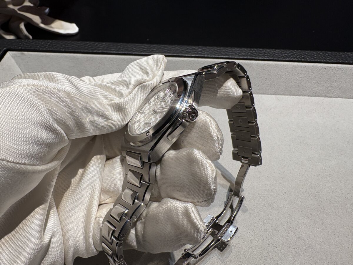 IWC 2025年新作モデル「インヂュニア・オートマティック 35」登場　サイズダウンだけでなく、シースルーバック仕様-IWC -IMG_8169