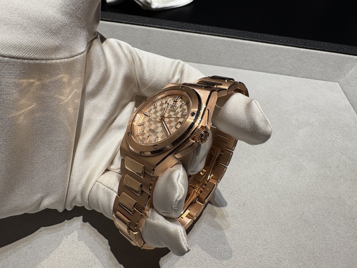IWC 2025年新作モデル「インヂュニア・オートマティック 35」登場　サイズダウンだけでなく、シースルーバック仕様-IWC -IMG_8175
