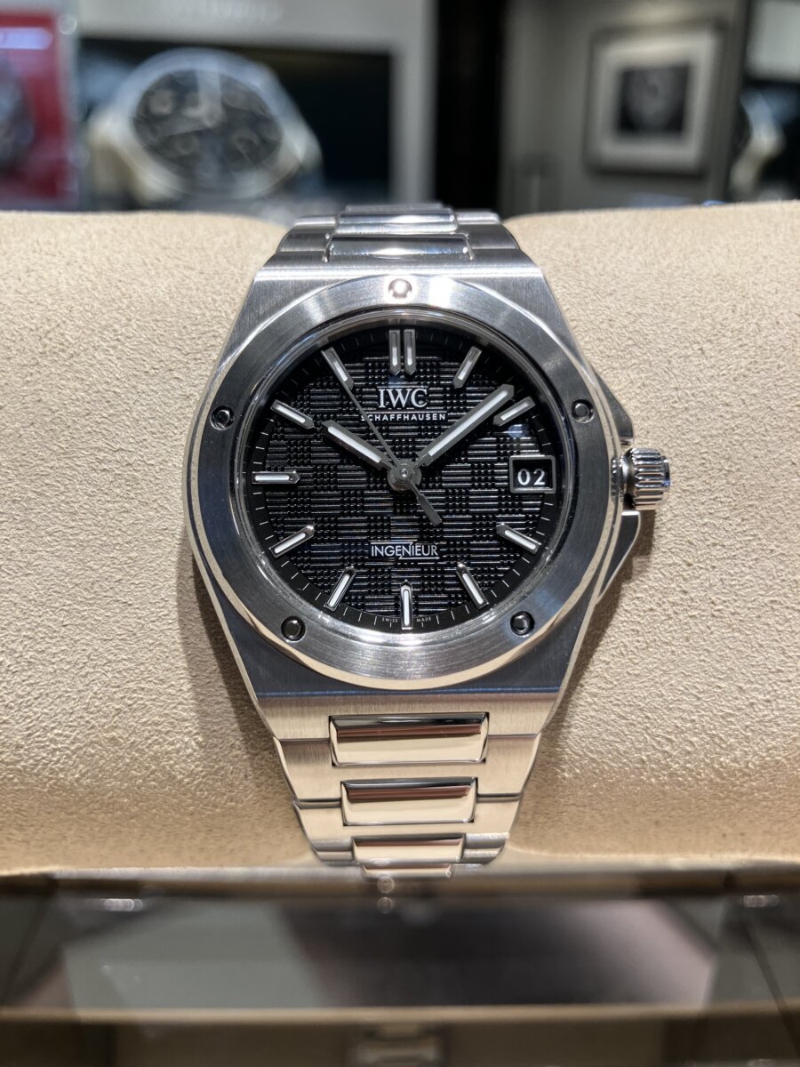 IWC 2025年新作モデル「インヂュニア・オートマティック 35」登場 サイズダウンだけでなく、シースルーバック仕様-IWC -aaaaa