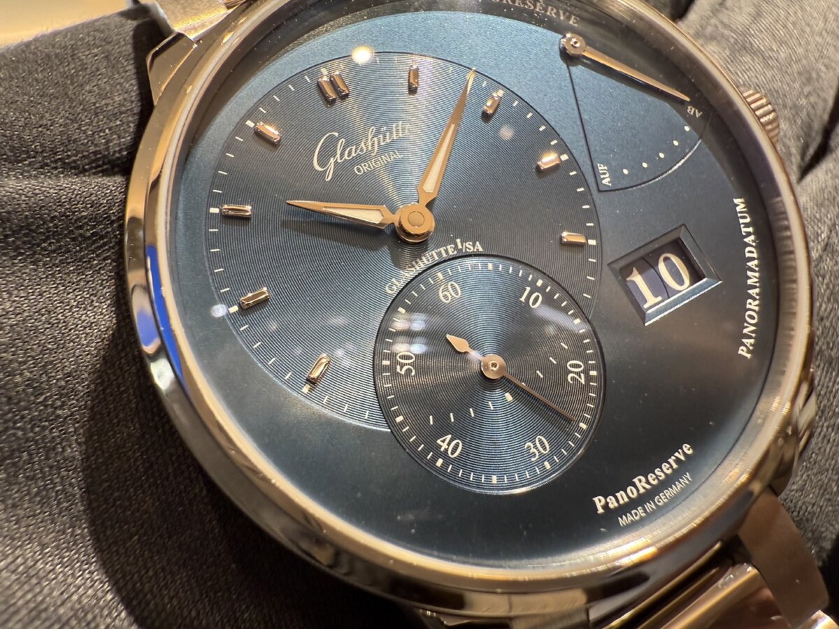 【グラスヒュッテ・オリジナル】非対称なデザインと実用的仕様「パノリザーブ」-Glashütte Original -S__62783496_0