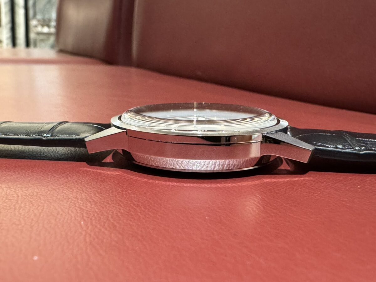 画像 【ロンジン】毎時36,000振動とシリコンヒゲゼンマイの自動巻きムーブメントを搭載した「ウルトラクロン クラシック」37mmのシンプルな新作登場-LONGINES -S__104783882_0