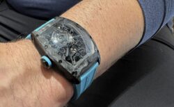 海外からお越しのお客様が愛用する<クストス>のお時計をご紹介・ブラック×マリンブルーの組み合わせがお洒落