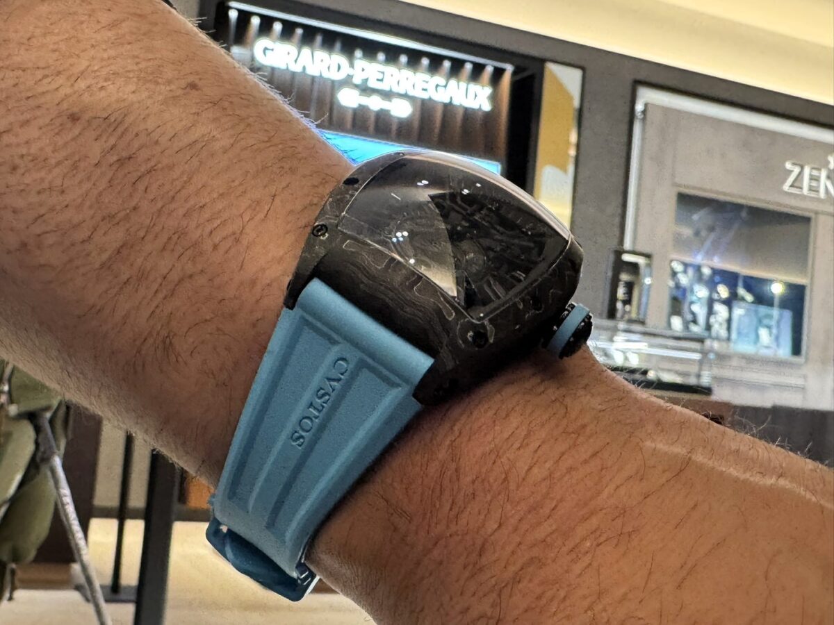 海外からお越しのお客様が愛用する<クストス>のお時計をご紹介・ブラック×マリンブルーの組み合わせがお洒落-CVSTOS oomiya京都店のお客様 -S__105127955_0