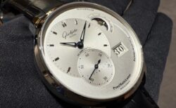 【再入荷情報】非対称がもたらす調和の美学。「グラスヒュッテ・オリジナル パノマティックルナ」