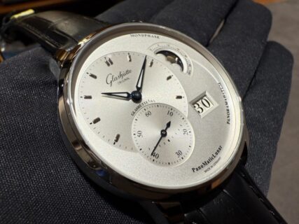 【再入荷情報】非対称がもたらす調和の美学。「グラスヒュッテ・オリジナル パノマティックルナ」