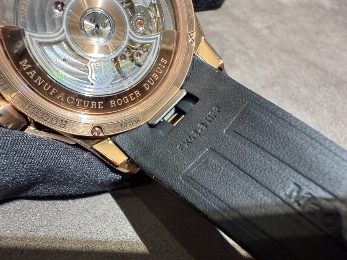 画像 【新作入荷】2025年新作「バイレトログラード カレンダー」実機レビュー「ロジェ・デュブイ」-ROGER DUBUIS -S__6471684_0