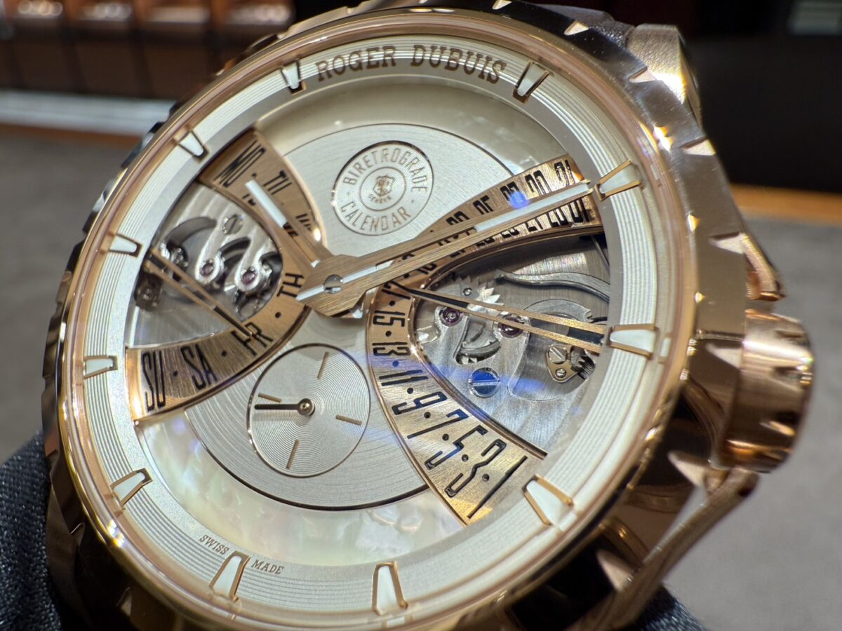 画像 【新作入荷】2025年新作「バイレトログラード カレンダー」実機レビュー「ロジェ・デュブイ」-ROGER DUBUIS -S__6471691_0