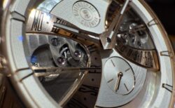 【新作入荷】2025年新作「バイレトログラード カレンダー」実機レビュー「ロジェ・デュブイ」