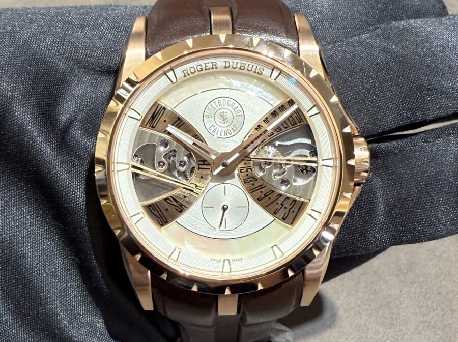 画像 【新作入荷】2025年新作「バイレトログラード カレンダー」実機レビュー「ロジェ・デュブイ」-ROGER DUBUIS -S__6471702_0-e1766119674513